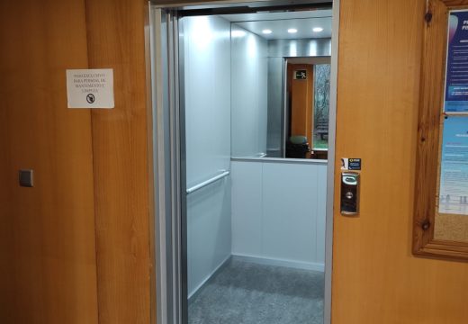 O Concello de Fene instala un novo ascensor na piscina municipal de Centieiras